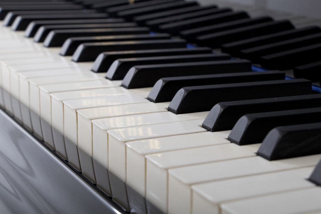 Klaviatur eines Klaviers mit weißen und schwarzen Tasten