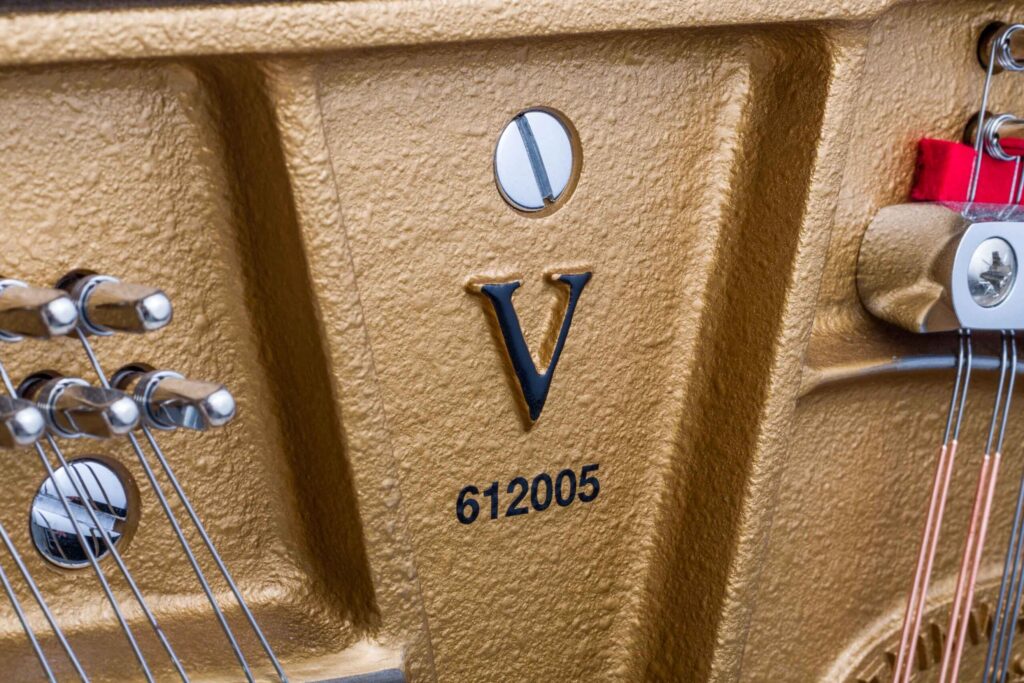 Steinway & Sons V-125,