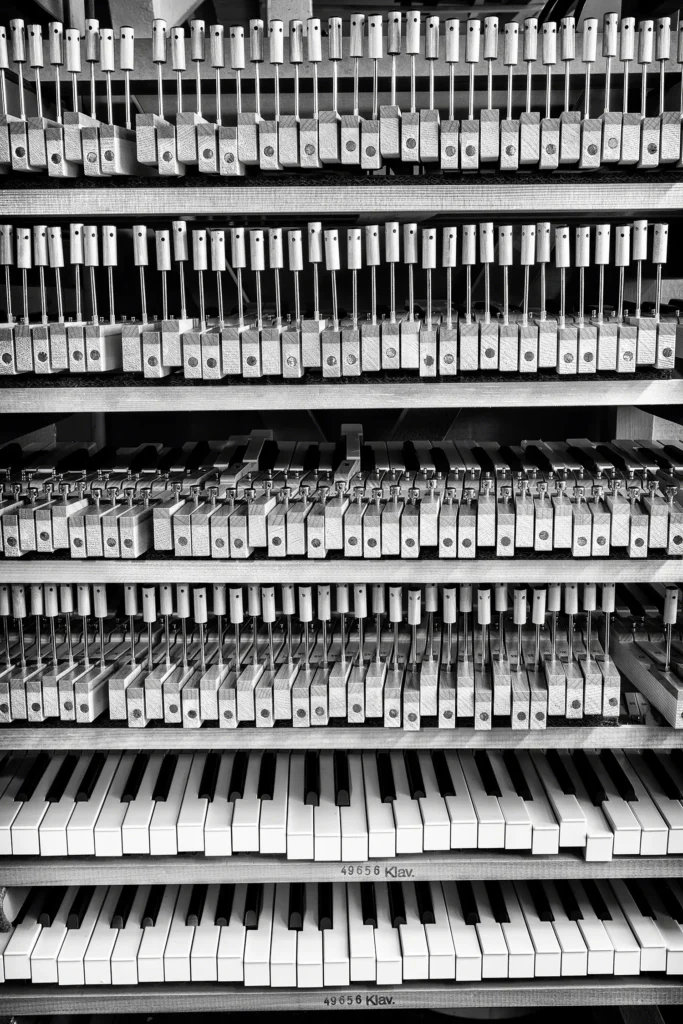 Klaviatur Regal mit Klavier Tastaturen in einer Klavierfabrik