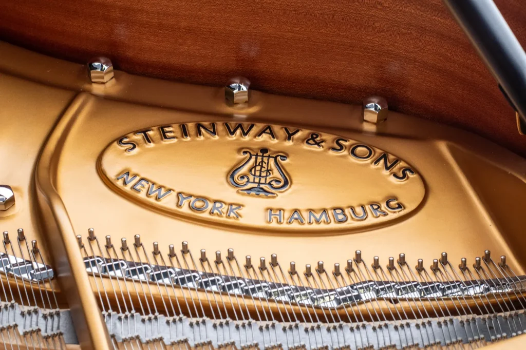Steinway & Sons B-211,