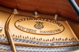 Steinway & Sons B-211,