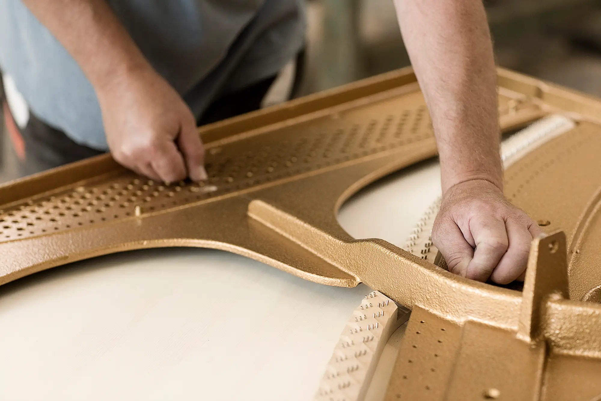 august-foerster_03 Arbeit an einem Klavier in der August Förster Klavierfabrik